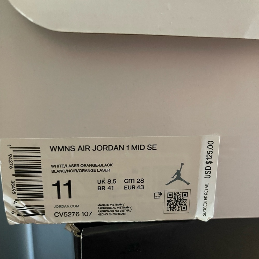 SOLD!!! Jordan 1 mid women’s 11 men’s 9.5 laser yellow - Picture 5 of 5